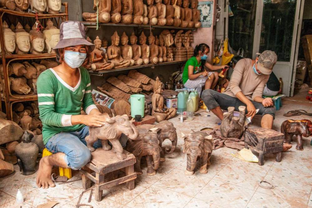 סדנת גילוף עץ בקמבודיה